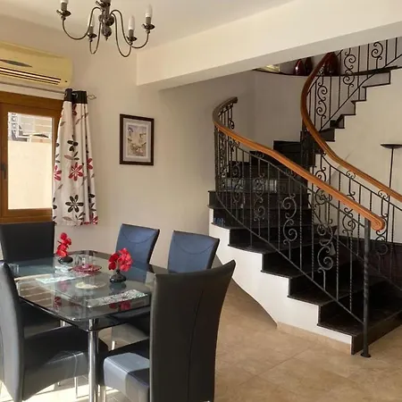 Willa Episkopi Villa, Luxury 4 Bedroom With Pool - Limassol